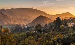 Affascinante tramonto invernale verso la chiesa di Santa Giustina