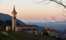 Chiesa di Castelnuovo al tramonto